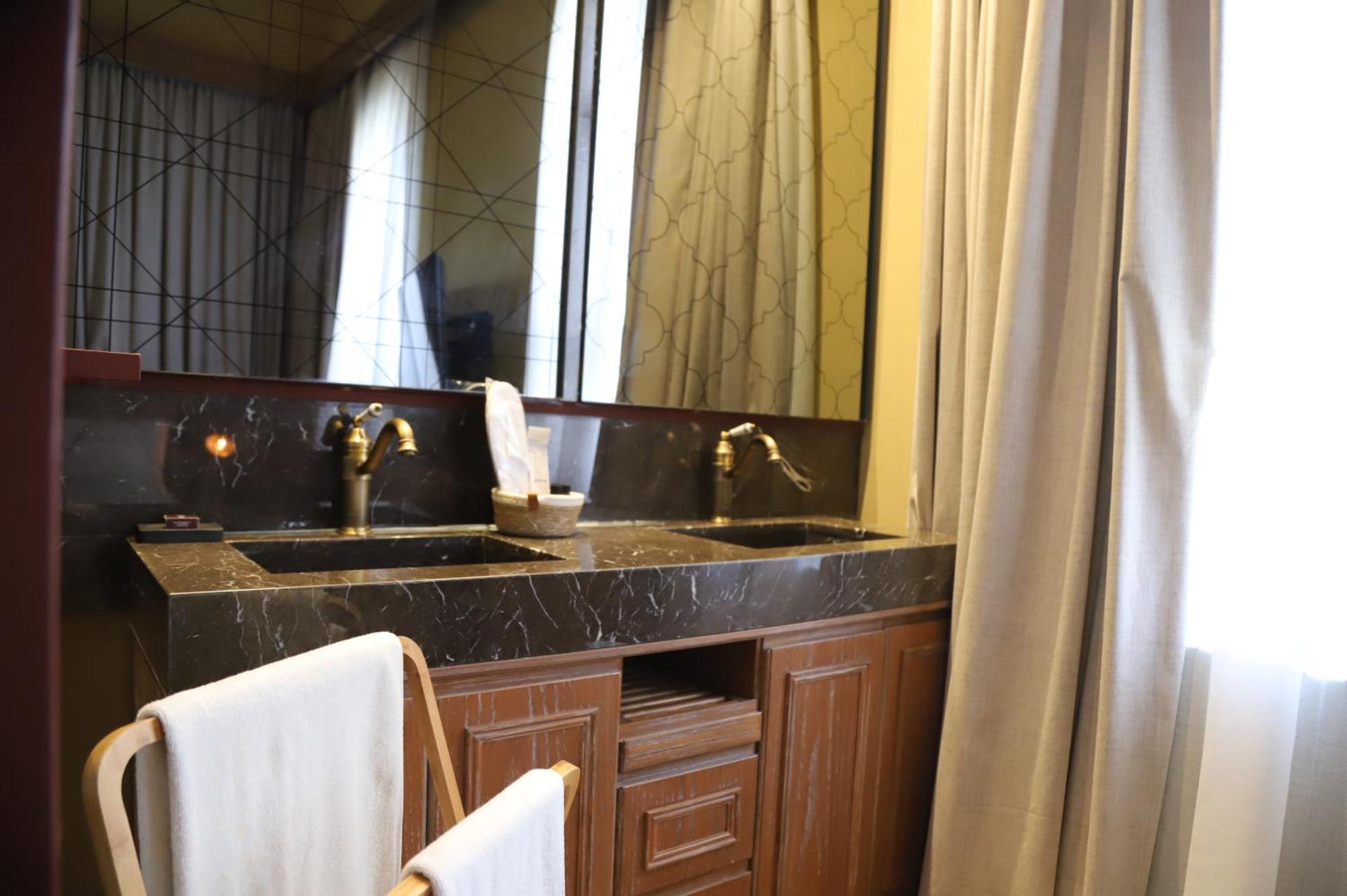 Hotel Lost Gemmayzeh Beirut Bagian luar foto
